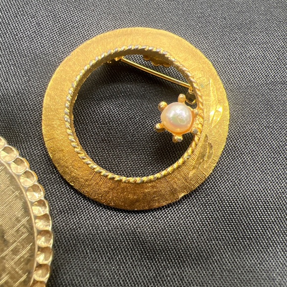 Vintage lot of 2 brooches/pins.   The pearl one is marked Mamselle - Picture 4 of 8